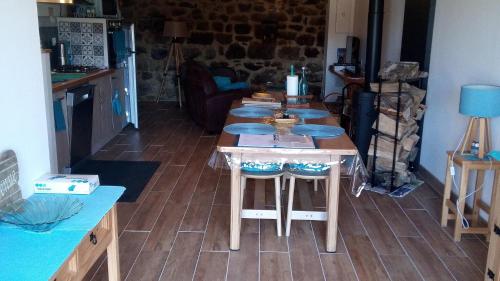 una cocina con una mesa con placas azules. en Gite Le Turquoise, en Saint-Cirgues-en-Montagne