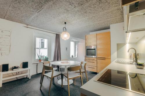 cocina y comedor con mesa y sillas en Mighty Squirrel Apartment, en Riga