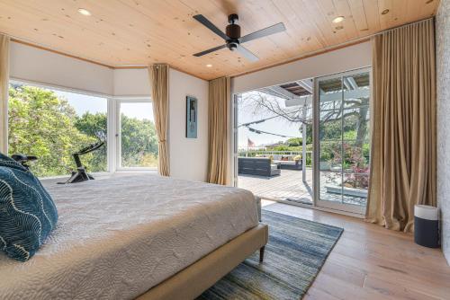 1 dormitorio con cama y ventana grande en Sausalito Oasis - 3 Mi to Golden Gate Bridge!, en Sausalito