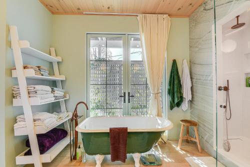baño con bañera y ventana en Sausalito Oasis - 3 Mi to Golden Gate Bridge!, en Sausalito