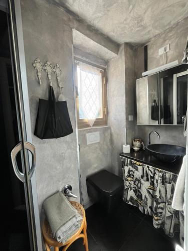 a small bathroom with a sink and a toilet at Il Nido delle Taccole in Fezzano