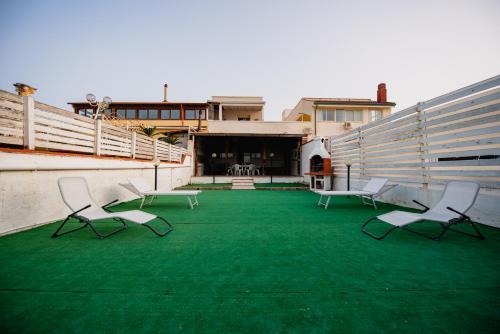 a group of chairs sitting on top of a building at VILLA HEMINGWAY - LA CASA DI LEONARDO in Ficarazzi