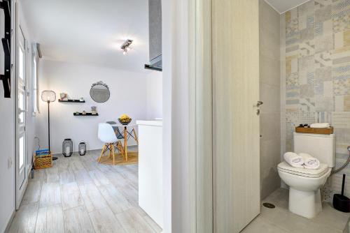 比索里瓦迪的住宿－GREEN IN BLUE RESIDENCE LOGARAS，一间带卫生间和桌子的小浴室