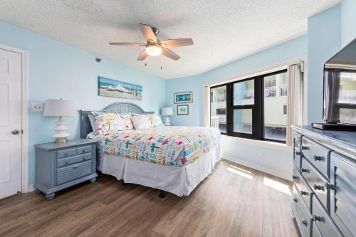 1 dormitorio con 1 cama y ventilador de techo en Harbour Place Unit 106, en Orange Beach