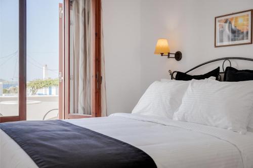 Una cama o camas en una habitación de Sunset Paros Naousa