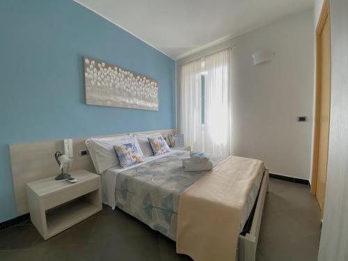 1 dormitorio con cama y pared azul en Pensione Sorriso, en Vernazza