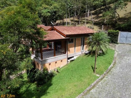 una vista aérea de una casa con una palmera en Hospedaria Vila Serra da Luz en Pindamonhangaba