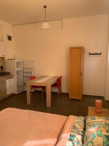 a room with a table and a kitchen with a bed at Mariyka Apartaments 2 in Sutomore