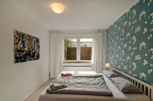 a bedroom with a bed and a window at Ferien Bei Familie Martin in Bad Zwischenahn