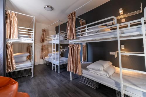 Postel nebo postele na pokoji v ubytování Book A Bed Hostels