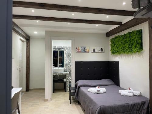 een slaapkamer met een bed met twee handdoeken erop bij Storico17 in Catania