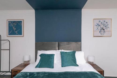 Säng eller sängar i ett rum på Cumbernauld Haven Hideout Sleeps upto 7