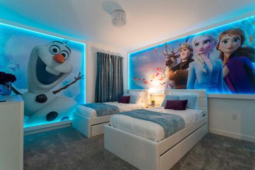 En eller flere senge i et værelse på 9332 SH - Champions Gate Unique Luxury 8BR