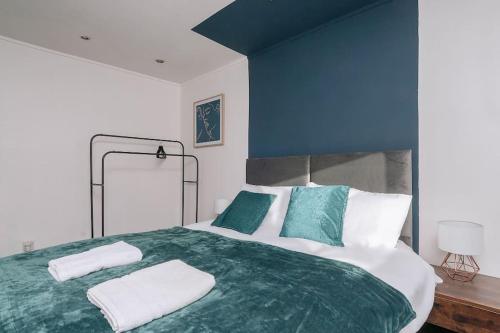 Tempat tidur dalam kamar di Cumbernauld Haven Hideout Sleeps upto 7