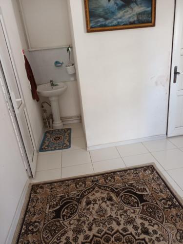 uma casa de banho com um WC e um lavatório em Guest Houst Akkyya em Akkyya