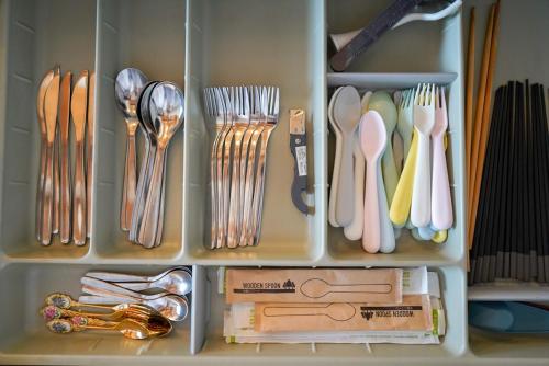 un cajón lleno de tenedores, cucharas y utensilios en TENT OKAYAMA - 3 bedrooms, 10 min walk from Okayama Station en Hokancho