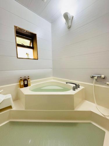 Un baño de Yufuin Log House no Yado Tom Sawyer