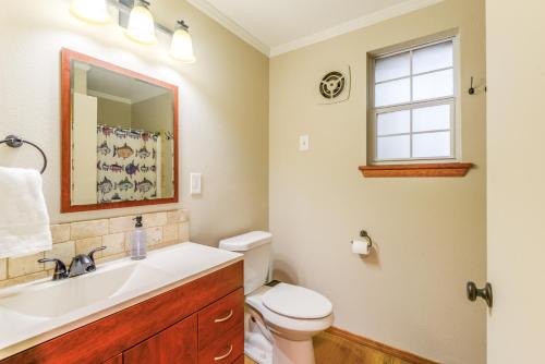 baño con lavabo y aseo y ventana en Lakefront Keystone Heights Cottage with Private Dock, en Keystone Heights