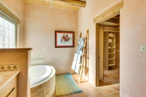 uma casa de banho com banheira e um closet em Taos Adobe Home with Mountain Views and Hot Tub! em Taos