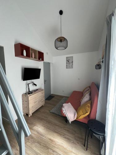 un salon avec un canapé et une télévision dans l'établissement Sky, à Corbeil-Essonnes