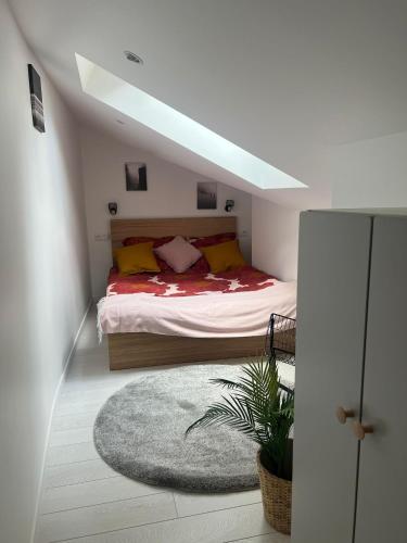 - une chambre avec un lit doté d'oreillers jaunes et d'un tapis dans l'établissement Sky, à Corbeil-Essonnes