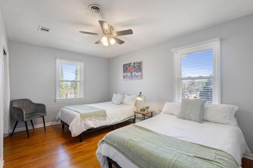 En eller flere senge i et værelse på Spacious 5BR Home 10 Min Walk to Augusta Ntl Golf