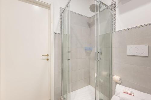 La salle de bains est pourvue d'une douche avec une porte en verre. dans l'établissement Casa Luna - vicino alla stazione dei treni, à Venise