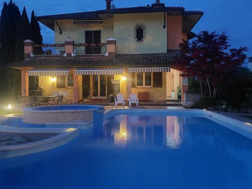 a large swimming pool in front of a house at B&B Villa Giulia in Desenzano del Garda