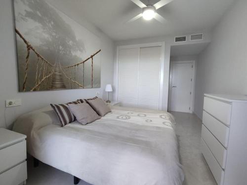 Un dormitorio blanco con una cama grande. en Mojácar beach increíbles vistas Arniel, en Mojácar