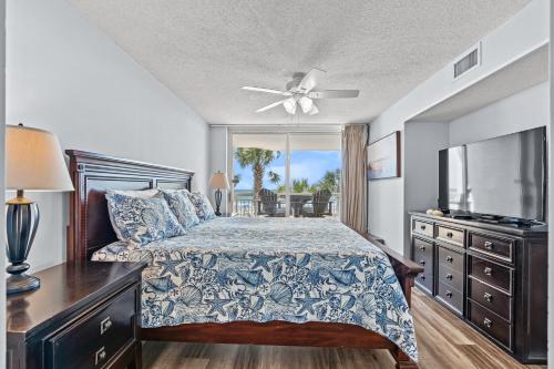 Schlafzimmer mit einem Bett und einem Deckenventilator in der Unterkunft Crescent Shores N - 105 - Oceanfront-Crescent Beach Section in Myrtle Beach
