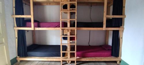 kilka łóżek piętrowych w pokoju w obiekcie Hostal El fin del afán w mieście Jericó