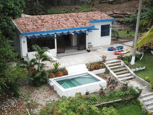 Casa del Lago Las Veraneras في سان سلفادور: اطلالة جوية على منزل مع مسبح