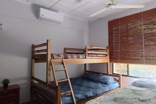 um quarto com 2 beliches e uma cama em Casa del Lago Las Veraneras em San Salvador