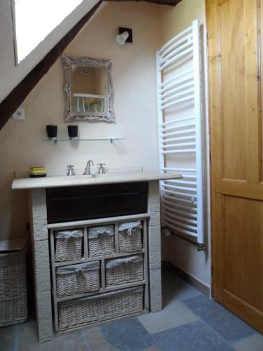 une salle de bain avec un lavabo et un miroir dans l'établissement La Creullinnerie Bis, à Morville