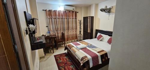 Un dormitorio con una cama y una mesa. en Hotel Simara en Simra