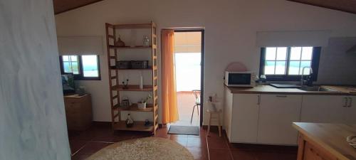 uma cozinha com um lavatório e uma bancada em Estudio los cipreses em Breña Alta