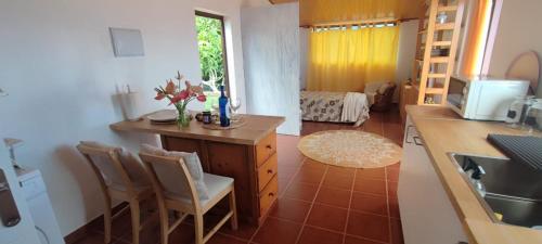 uma cozinha com um balcão, uma mesa e cadeiras em Estudio los cipreses em Breña Alta