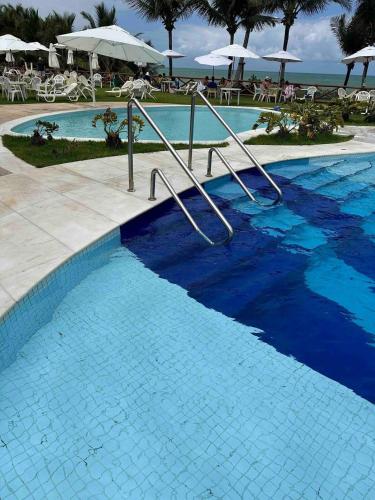 Πισίνα στο ή κοντά στο Flat Guarajuba - 3 quartos 2 andar à Beira Mar - pé areia - governança com arrumadeira e Wi Fi inclusos