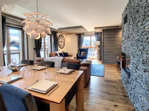 - une salle à manger avec une table et un salon avec un lit dans l'établissement Annapurna-appartement-6pers-proche centre, aux Gets