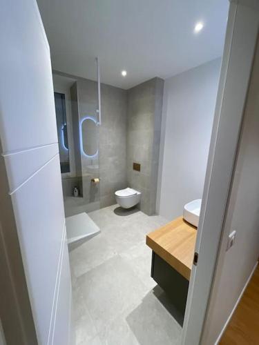 une salle de bain avec toilettes et lavabo dans l'établissement 5 mn du centre de Beaulieu., à Beaulieu-sur-Mer