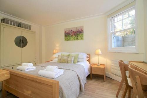 1 dormitorio con 1 cama con toallas en Noa Residence, en Oxford