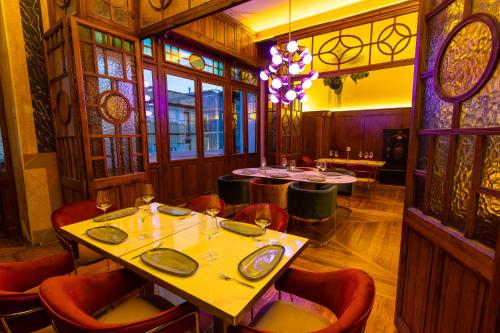 a restaurant with a table and chairs in a room at Hotel Las Tres Campanas in Badajoz