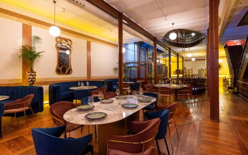 a dining room with tables and chairs at Hotel Las Tres Campanas in Badajoz