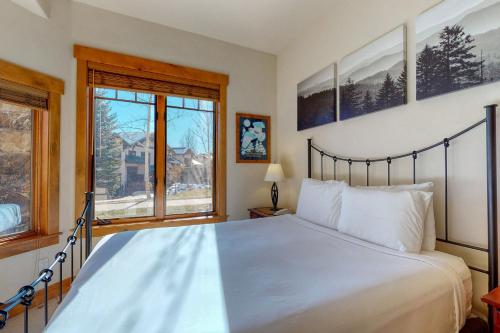Un dormitorio con una cama grande y una ventana en EagleRidge Lodge and Townhomes, en Steamboat Springs