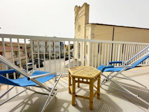 un par de sillas y una mesa en el balcón en Portosalvo Holiday House, en Marina di Ragusa