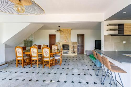 une cuisine et une salle à manger avec une table et des chaises dans l'établissement Maison de charme près de Saint-Germain-en-Laye, barbecue inclus, à Le Pecq