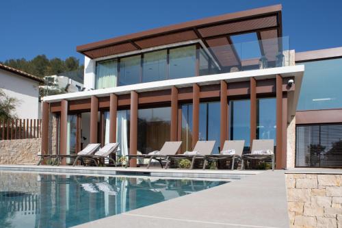 une maison avec une piscine devant une maison dans l'établissement Villa d'Exception avec piscine à Bandol - Villa Kiara, à Bandol