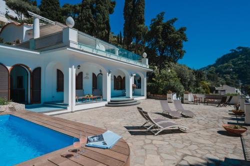 Villa con piscina y tumbonas en Villa La Baika - Pool Panoramic views, en Capri