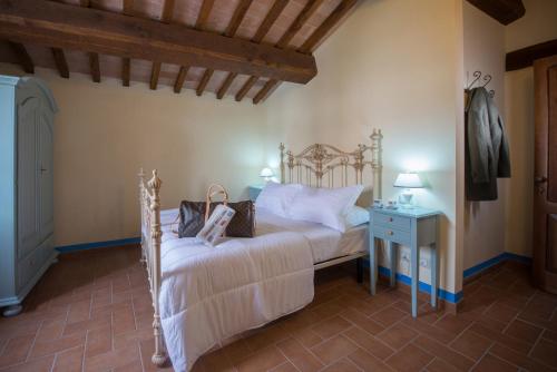 マジョーネにあるDimora Fra' Giovanni B&B Relaisのベッドルーム1室(ベッド1台、テーブル、ナイトスタンド付)