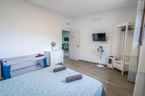 A bed or beds in a room at Paquesito Home